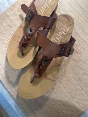 Blowfish size 9.5 Tan Braided Thong Sandals with Buckle Accent great condition